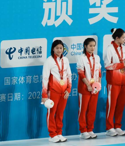 全妹听到我喊她了！
这张在看我镜头啊，后面还有互动！我还拍了很多有趣的照片，待我