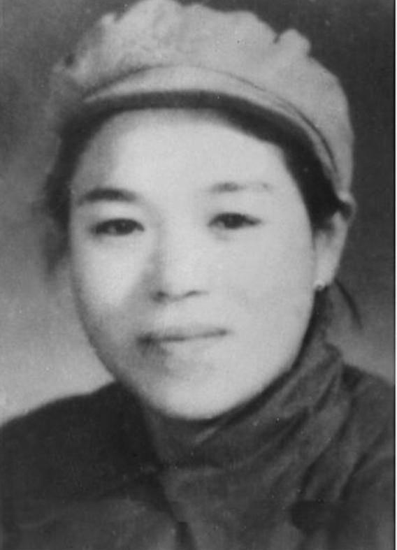[太阳]1945年8月，日本战败以后，驻中国东北关东军，陆军野战医院院长挥着军刀