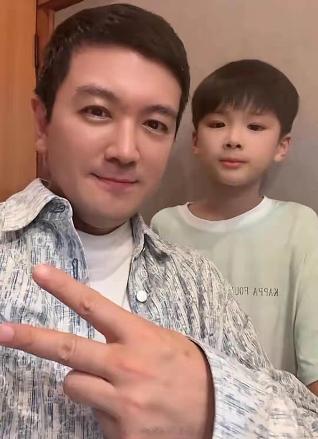 杨子带娃去日本，8岁小儿子超像黄圣依，安迪用万元手机依旧高冷！！！ ​​​