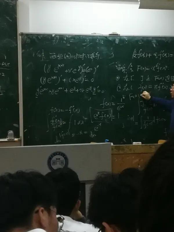 相关数据显示，评上副高的老师，比没有评上的老师心情更愉悦，抑郁指数直线下降。
这