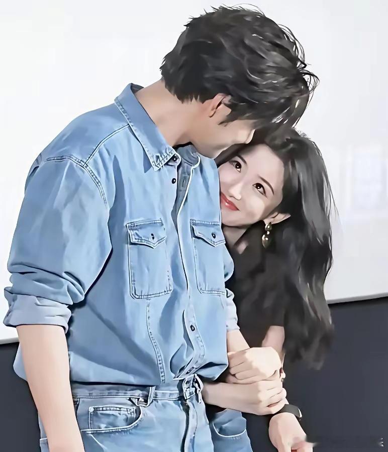 毛晓彤走红毯想抽手，张彬彬一把扣回去还十指交缠。我盯着直播回放看了三遍，他全程小