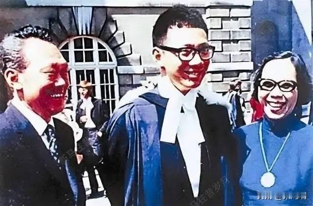 剑桥数学第一名毕业的新加坡前总理李显龙
剑桥本硕毕业生那一年的成绩第一名有一个特