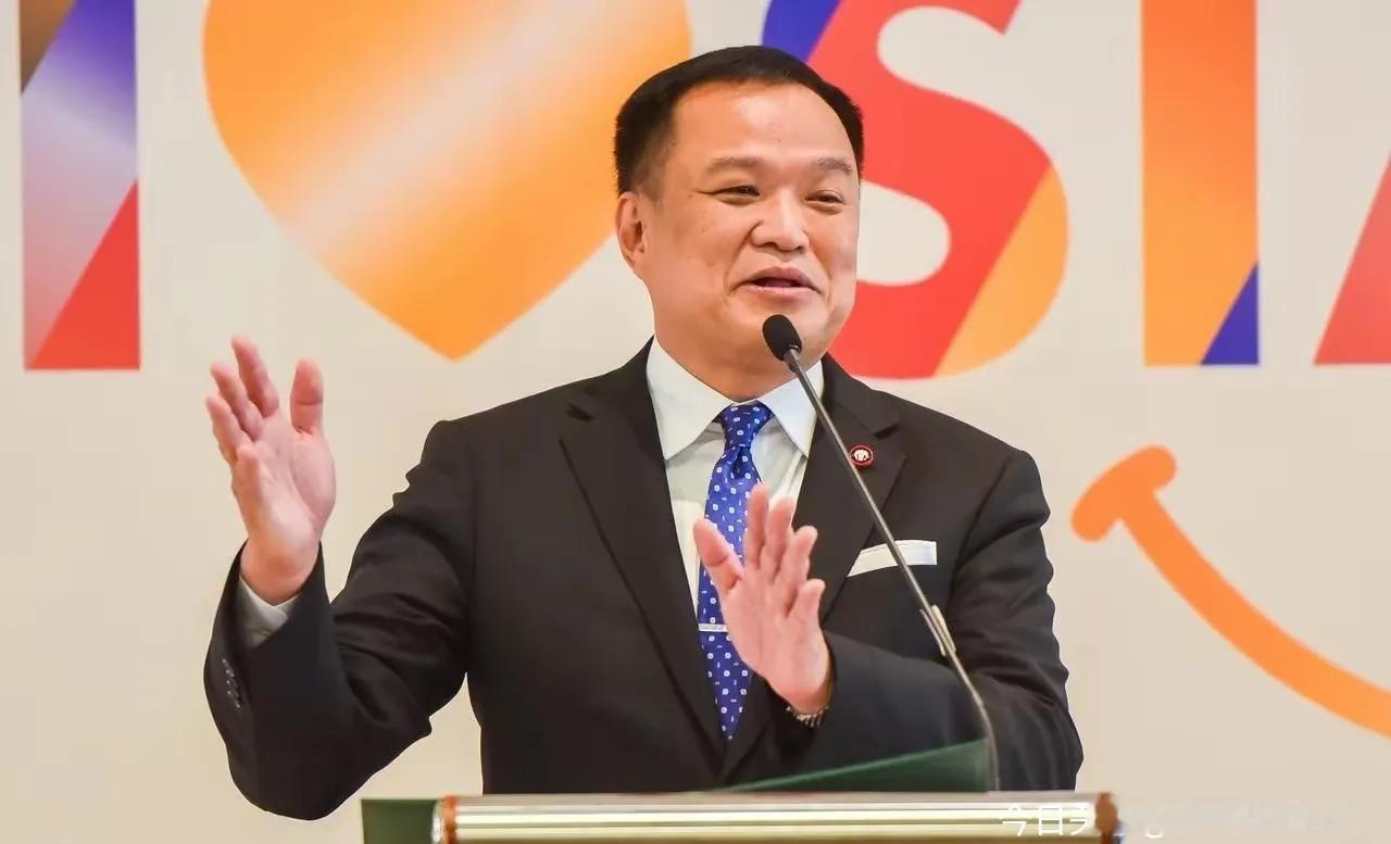 泰国反对党领袖阿努廷他在总理佩通坦陷入“通话录音门”后，明确要求其辞职，遭拒后便