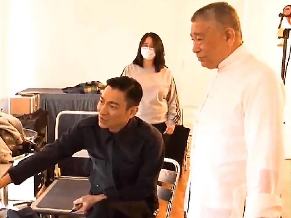 刘德华父亲葬礼12月5日举行，刘礼于11月20日去逝。刘德华神情哀伤携带妻女到殡