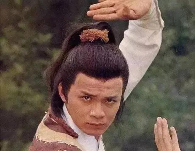 郭靖练降龙十八掌有洪七公手把手教，功法正宗，所以越练越强。史火龙学的是后人凭印象