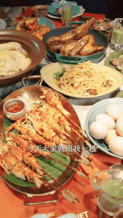 谢霆锋被全世界饭撒的一天  谁能想到谢霆锋也有被饭撒的一天，在《一饭封神》里厨师