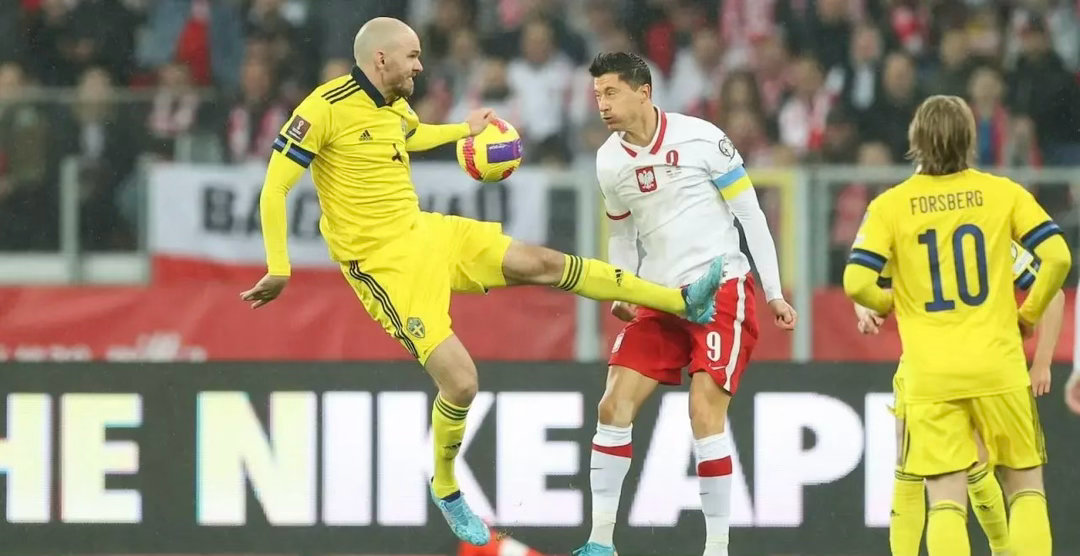 37岁的莱万彻底告别世界杯四年前莱万被瑞典踹断一根肋骨，依然咬牙进球带队打进世界