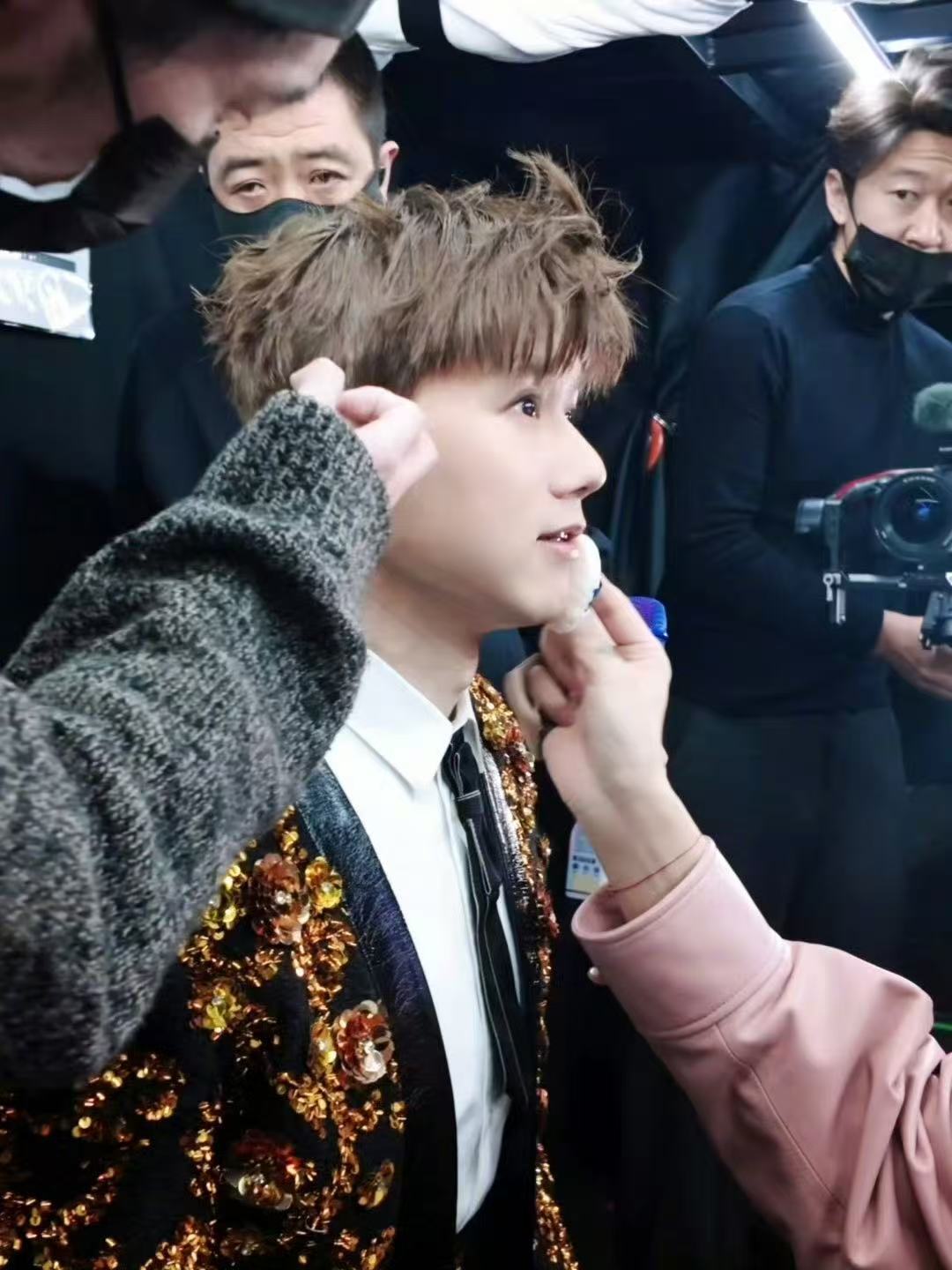 张杰鸟巢首位16连开歌手 张杰的鸟巢关键帧全球首位鸟巢 16 连开歌手诞生，张杰