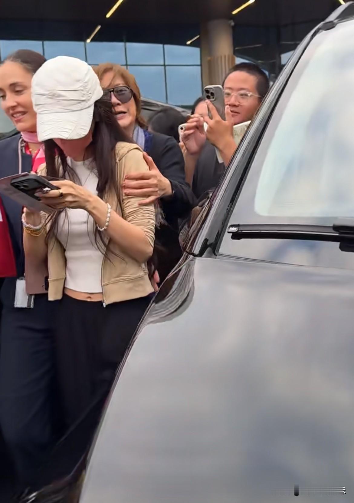 baby边走边签名路都不看了[笑哭]
kim 也去了，终于不是我姐姐一个人被挤了