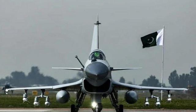 巴基斯坦 飞行员曾经有个私下说法：中国战机是 ＂穷人的 F-16＂，凑合能用，但