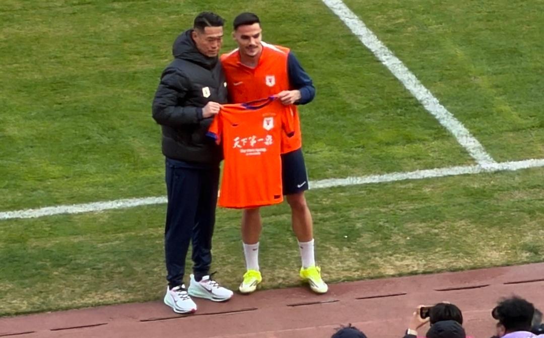 最新消息，泰山队球衣广告正式公布，正面是天下第一泉，背面是济南野生动物世界，都是