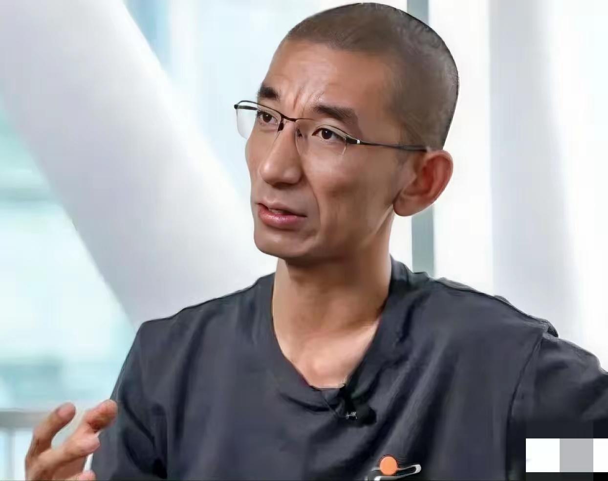 孙东旭从东方甄选离职
翻他的履历，吓一跳
不到40岁的他，本科毕业，从一名培训机