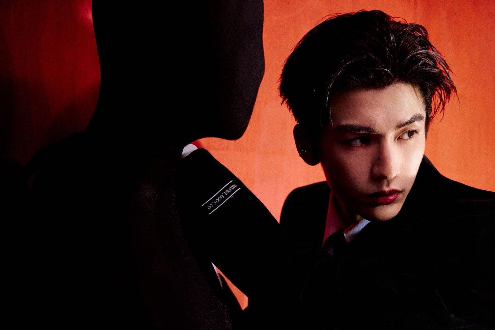 张凌赫这套造型必有高人指点张凌赫这身造型直接封神！红黑西装碰撞出极致苏感，皮手套