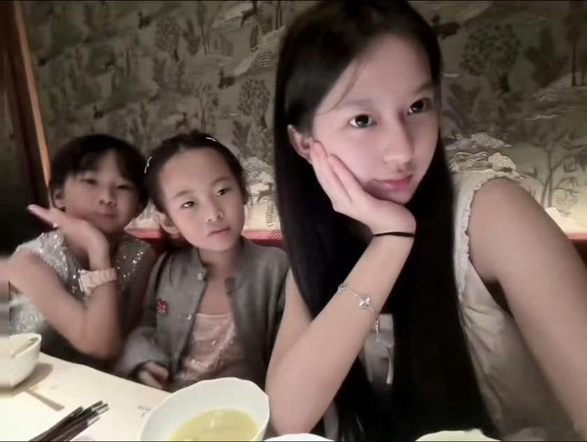辛巴三个女儿同框三姐妹同框的画面看着太暖心，大姐懂事照顾妹妹，两个小的活泼可爱，