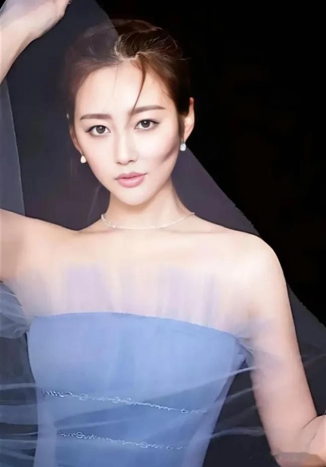 我就纳闷儿了，怎么看也不像王鸥呀，为啥人们老把李纯认成王鸥呢？#你喜欢李纯吗#