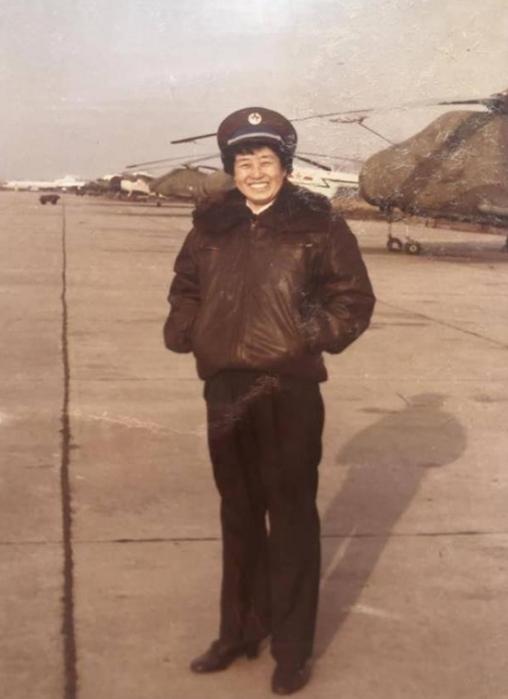1964年，女飞行员被派往西北执行秘密任务，谁料，刚下飞机，就被拉到照相机前。女