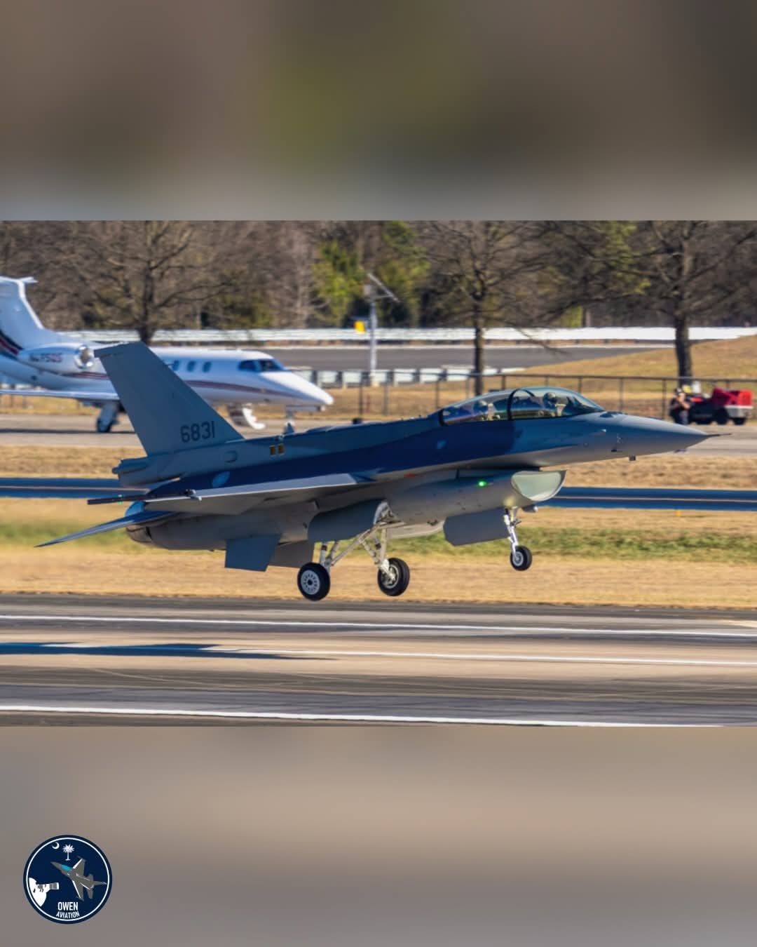 一张图看军力代差 台匪軍最新订购的第一架F-16D战斗机，今天在美国完成首飞 