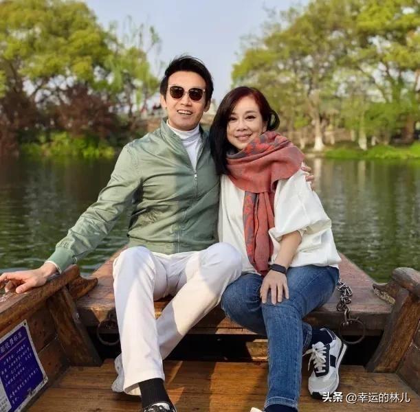 世俗眼光皆枷锁，唯有真心渡凡尘。张铎爱的不是青春的皮囊，而是那颗历经沧桑仍向阳的