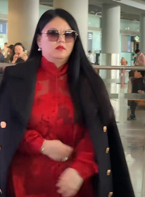 李湘此前专门飞到英国给女儿王诗龄庆生，今日返回北京
。在机场友好地和粉丝打招呼，
