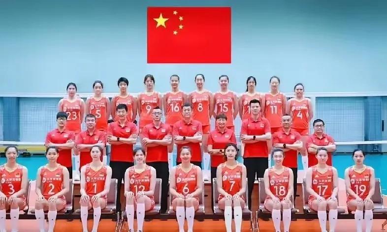 杨昊说得在理，中国女排没大牌球星，但靠整体打球。25世联赛首战，中国队首发阵容是