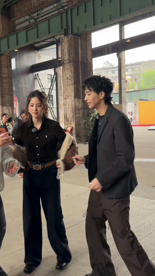 恩利欧阳娜娜自拍恩利欧阳娜娜自拍同框太圈粉了，自然随性的互动超有爱。恩利状态在线