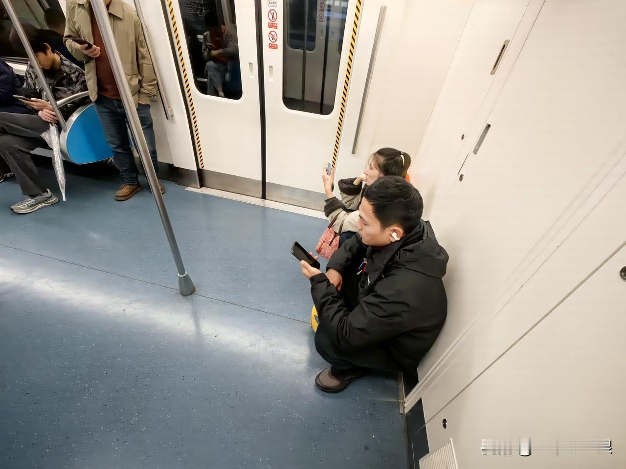 大家猜一猜，蹲在成都地铁最后一节车厢边上的他们，是否认识？
猜认识的，你们内心是