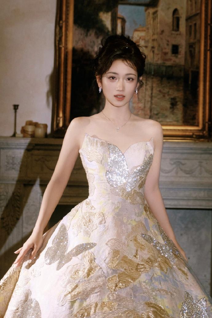 代露娃贝壳缪斯，ELLE风尚大典美美的礼裙穿搭。