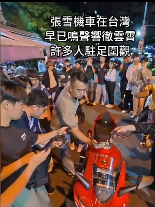 6月17日晚，张雪机车820RR在台湾新北街头亮相，那场面相当震撼。车主称这是“