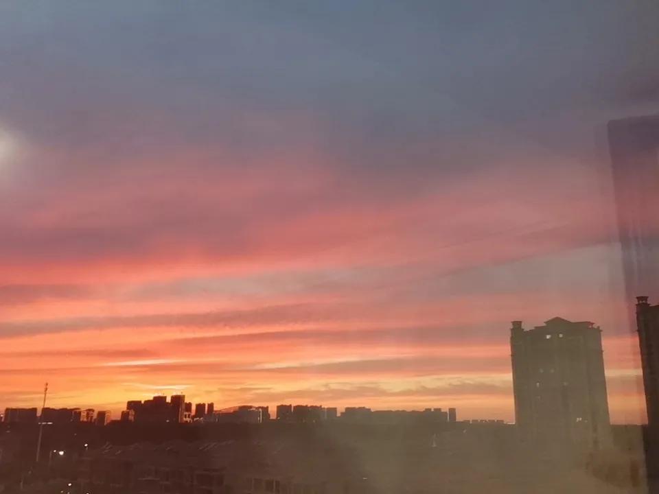 《天空的草稿》

当落日写下第一行绯红
天空是酿着青酸的杏
余下的淡金沿着云隙流