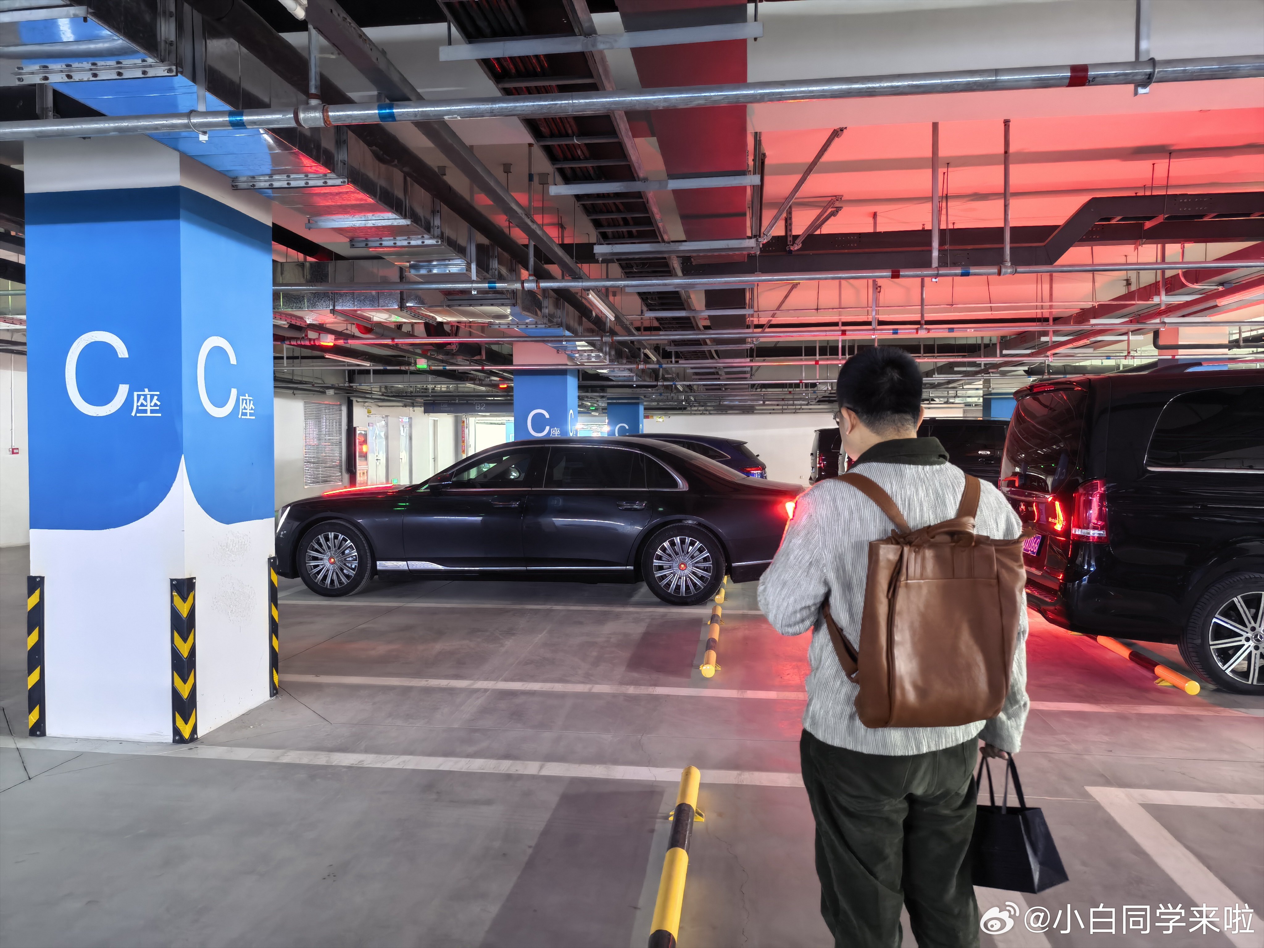 也是好起来了，到北京必打卡两件套。坐上老师的红旗金葵花国雅，吃着常老师的花老头。