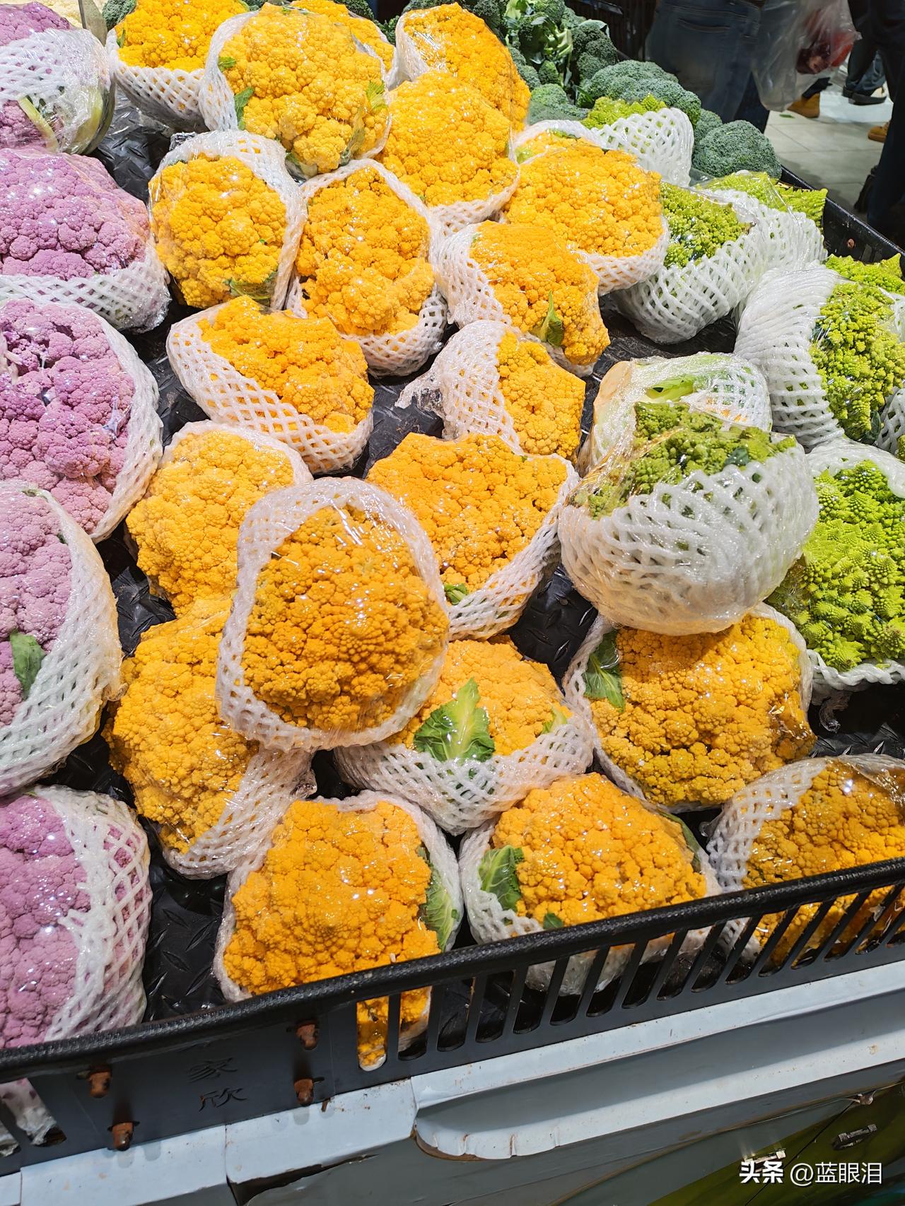 昨天去超市看到一个新奇的花菜，从来没见过，我说买点回来吃，老公说花菜不是白色的吗