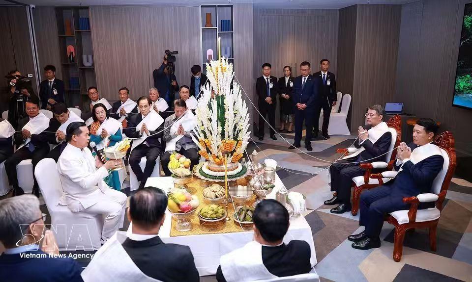福气满满！10月8日，在老挝访问的黎明兴出席老挝传统拴线仪式。潘文江、梁三光和黎