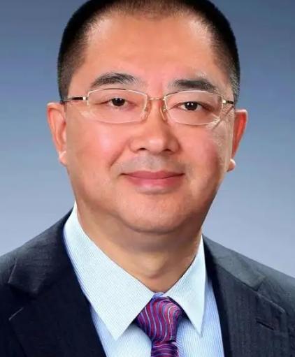 恒大前二号人物夏海钧，在公司待了15年，光薪酬就领了18亿。平均下来，一年多就揣