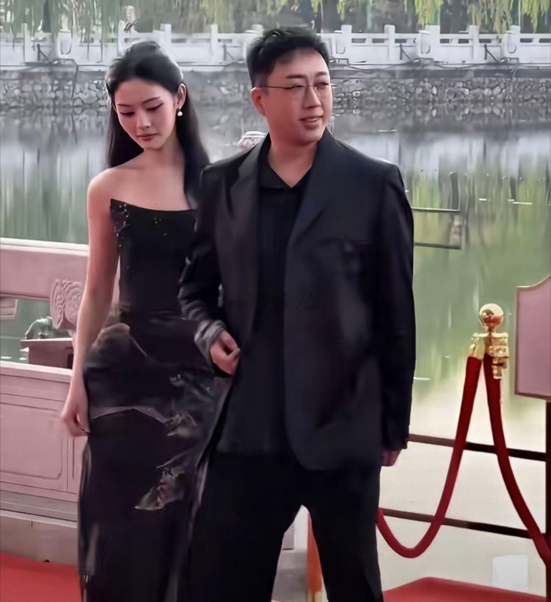 感觉它们可以顶替白鹿一姐的位置，真人比电视剧美多了。 