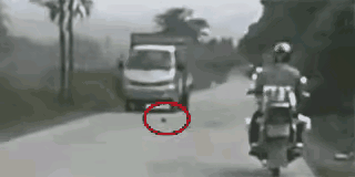 这个骑摩托车的人，真是够倒霉的了，实实在在讲，发生这种车祸的概率实在是太低了，也