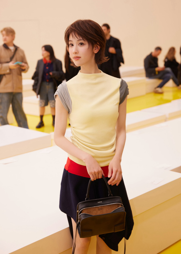 1.陈都灵现实中才80斤出头，再加上长得高，看着特别瘦。2.李昀锐和孟子义现在的