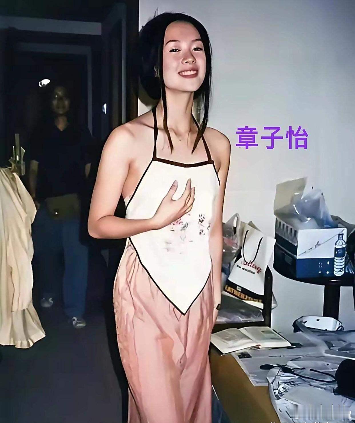 这张照片是章子怡1997年在学校宿舍时拍的，那时她18岁，真是惊艳了岁月。 