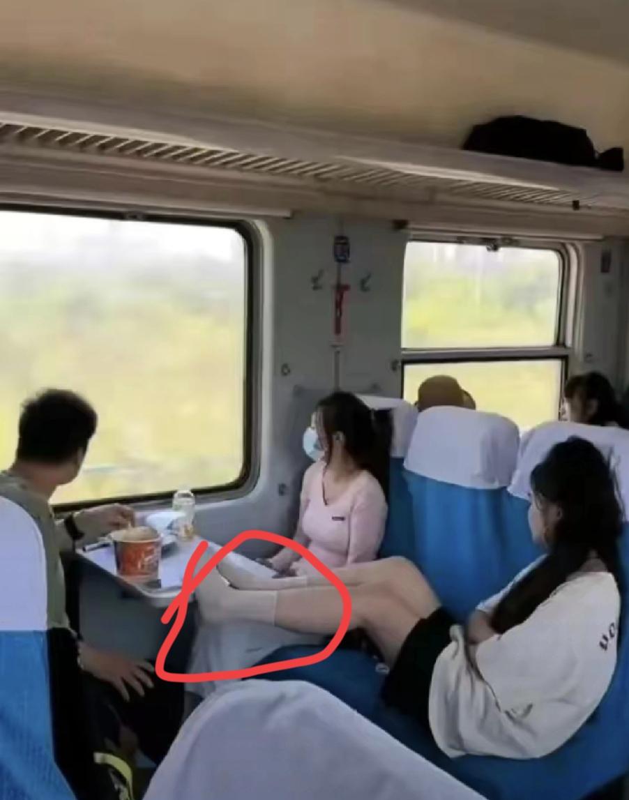 大家应该一起抵制这种不文明的行为。

见过火车上脱鞋的，没见过脱完还把脚翘到对面