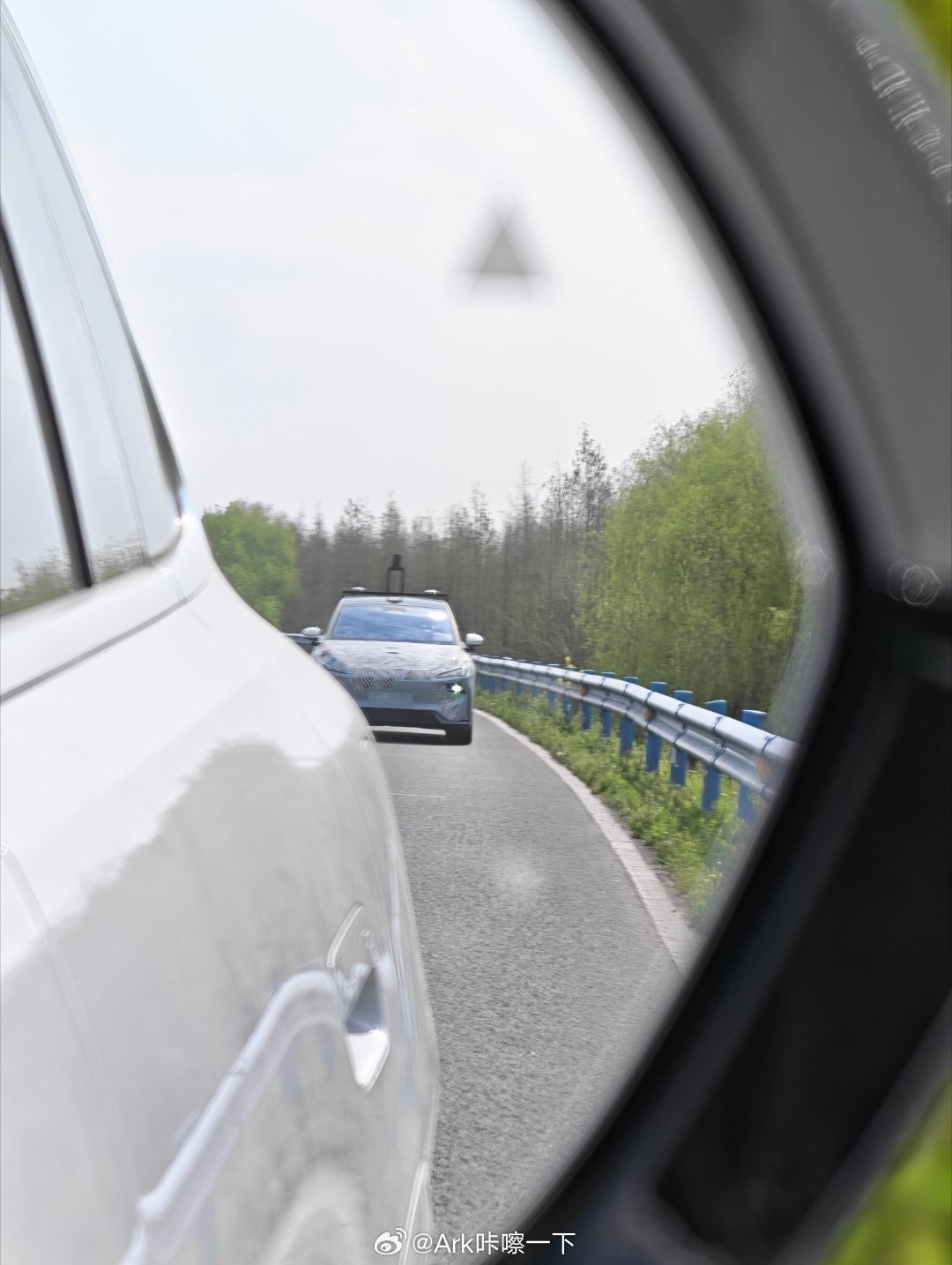 今天来巢湖溜达，又遇到一台伪装车，媳妇儿在副驾拍了两张，你能猜出是哪家的哪款车吗
