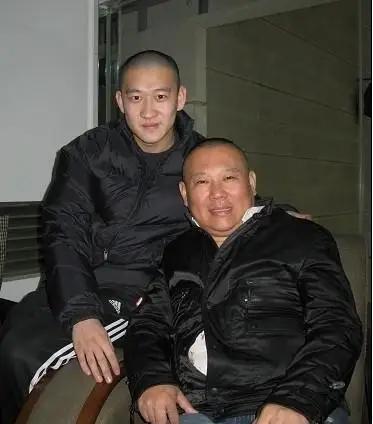 2009年，曹云金和岳云鹏在河南同台演出，快散场时，曹云金一把掐住了岳云鹏的脖子