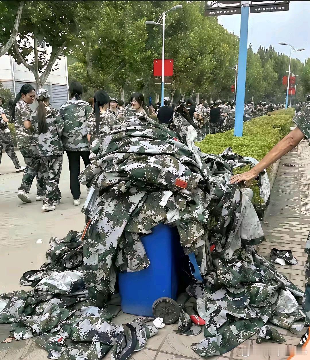 开学季，垃圾桶里堆满了军训服啊。不少老年人都指责孩子不懂事，一两百块的军训服说丢