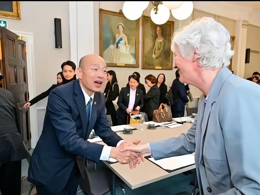 有人评价说：在家没有脑袋瓜，在外没有脊椎骨。说的就是韩国瑜。
世界上有一种人，妻
