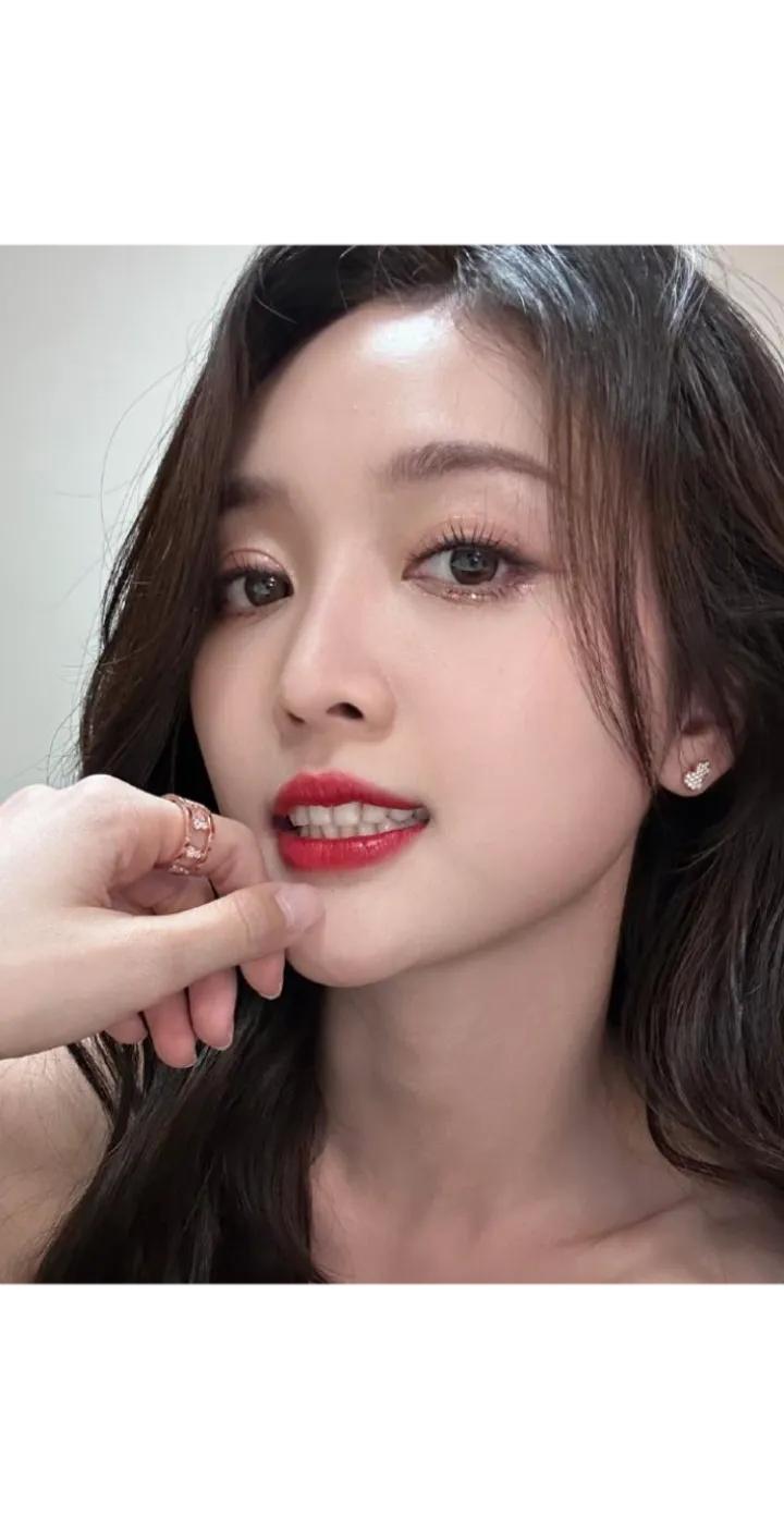 吴宣仪：奢华袜艺的静默守护者

在繁忙的演艺生涯中，吴宣仪拥有一项独特的爱好——
