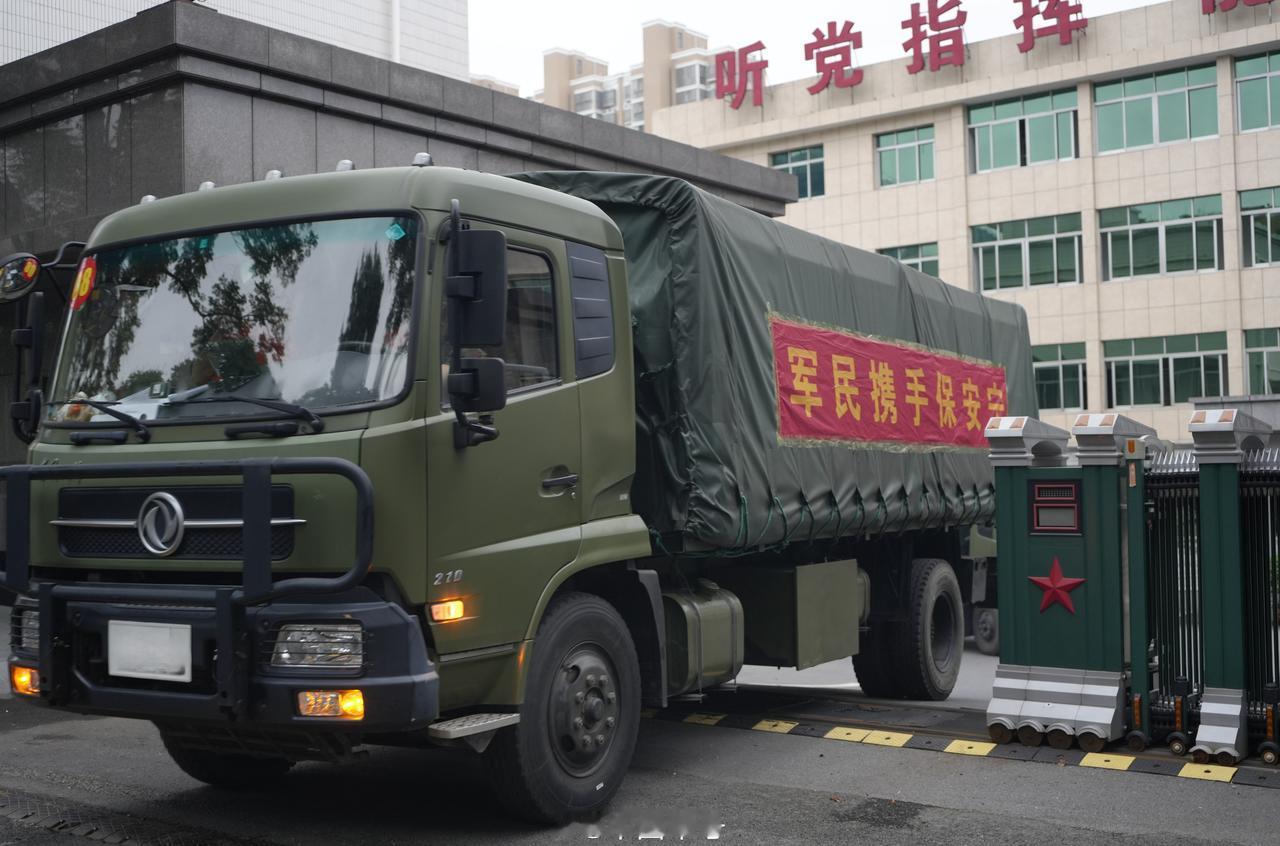 【百余名武警官兵全力驰援湖南石门】日前，湖南石门遭遇今年以来首轮强降雨过程，截至