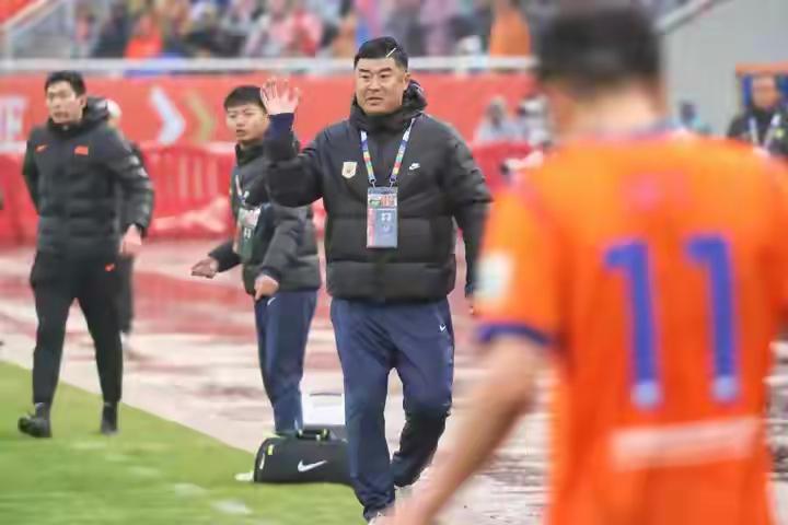 中超联赛第5轮，山东泰山队今天下午客战河南队，在郑州航海体育场将会接受严峻的考验