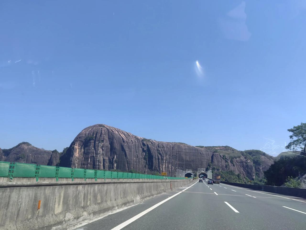 真羡慕有高额退休金的人，日子过得那叫一个潇洒惬意，旅行、聚会，主打一个开心快乐，
