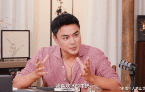 于谦不理解明道麦片解酒但尊重 燕麦麦片搭配冰牛奶用来解酒，这个组合属实新颖。于谦