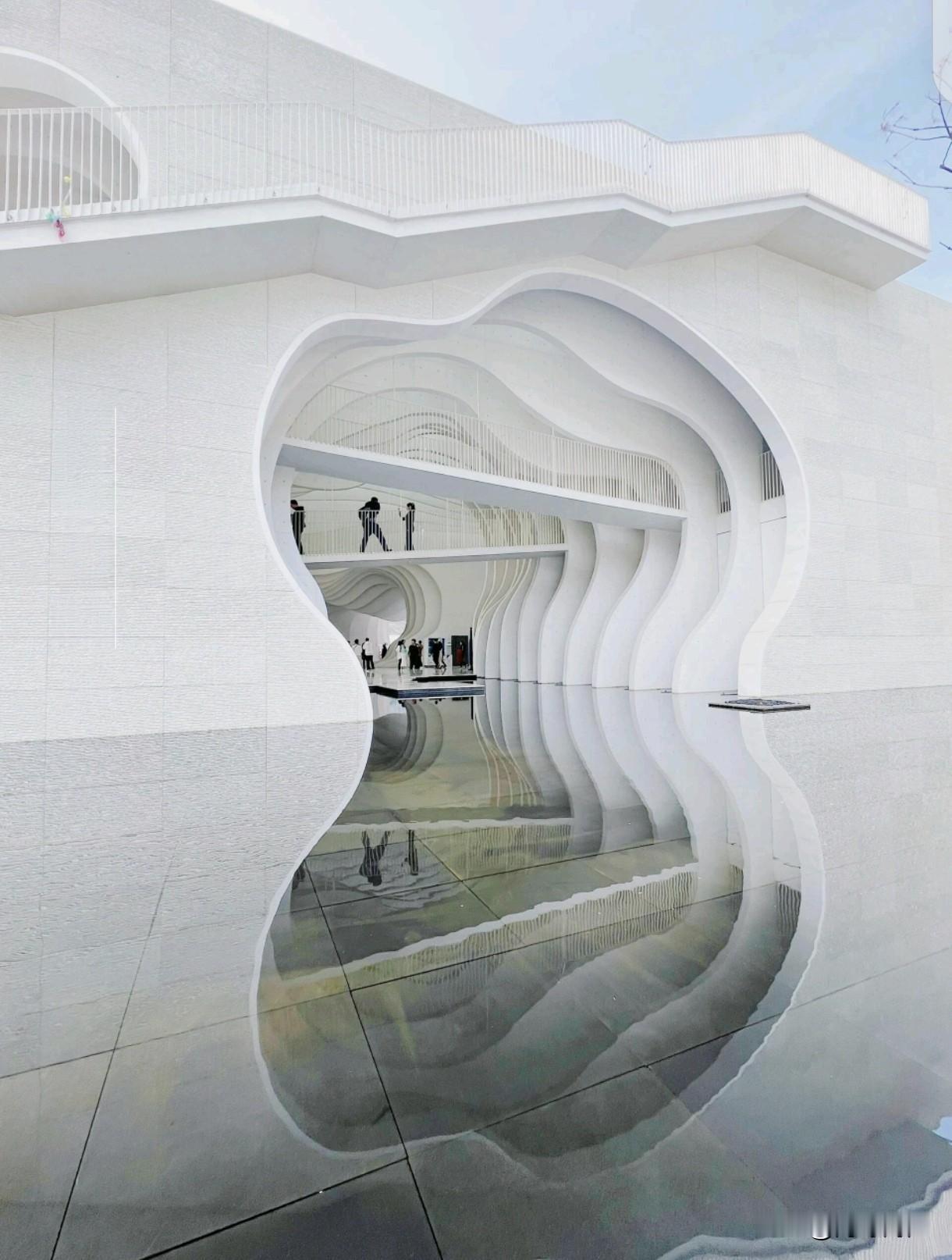 七律·游中国宣纸文化园 

皖南自驾觅文宗，
漫入泾川访古踪。
百叠云笺凝玉质，