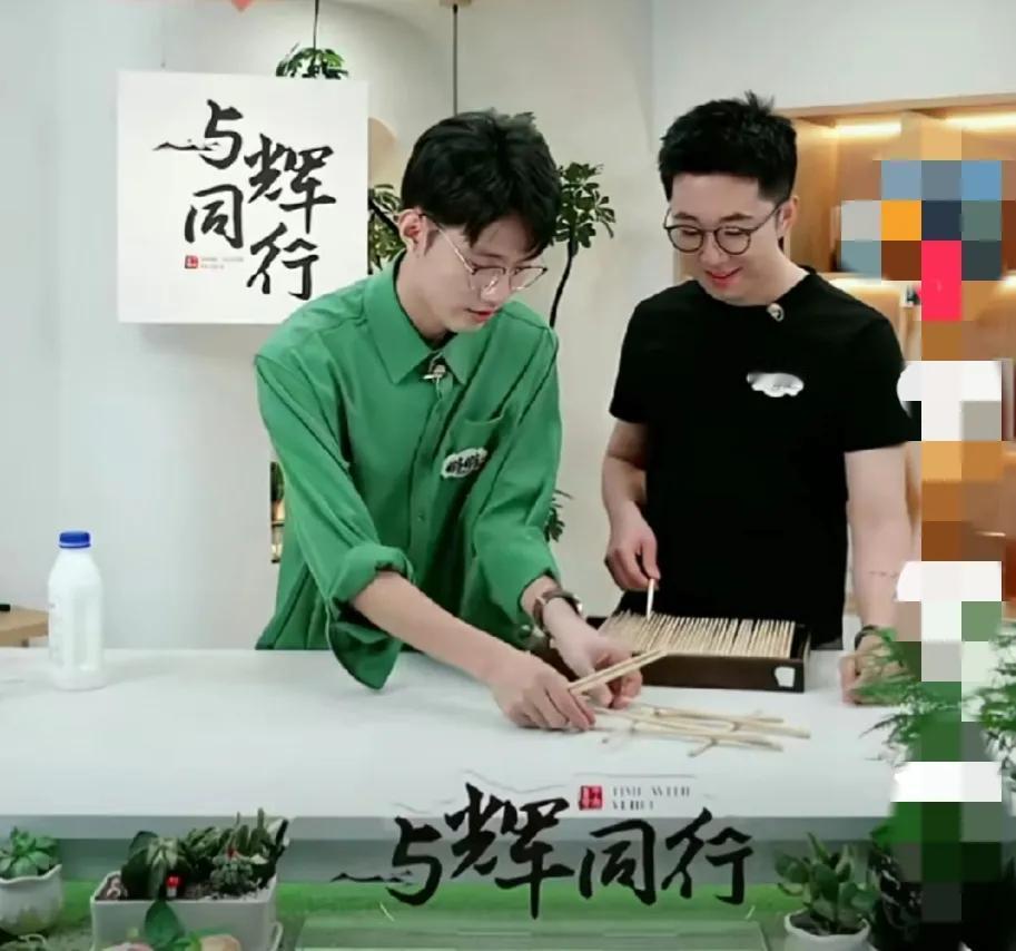 现场又翻车！今天，鹏鹏和汉森卖筷子时，突然想起当场搭一下廊桥！于是，俩人便再一次
