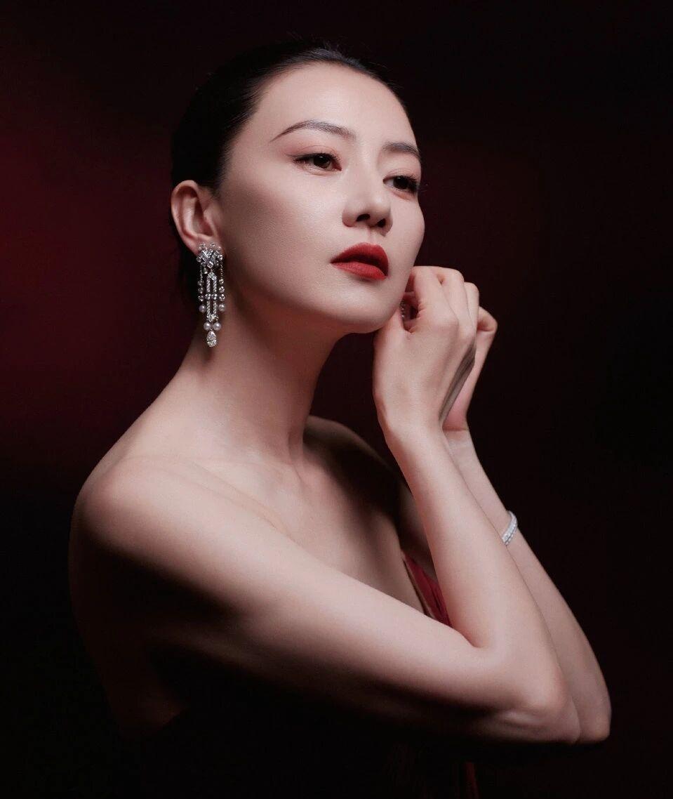 很少看到这样的高圆圆第十六届北京国际电影节开幕式，携手主竞赛单元作品《森中有林》
